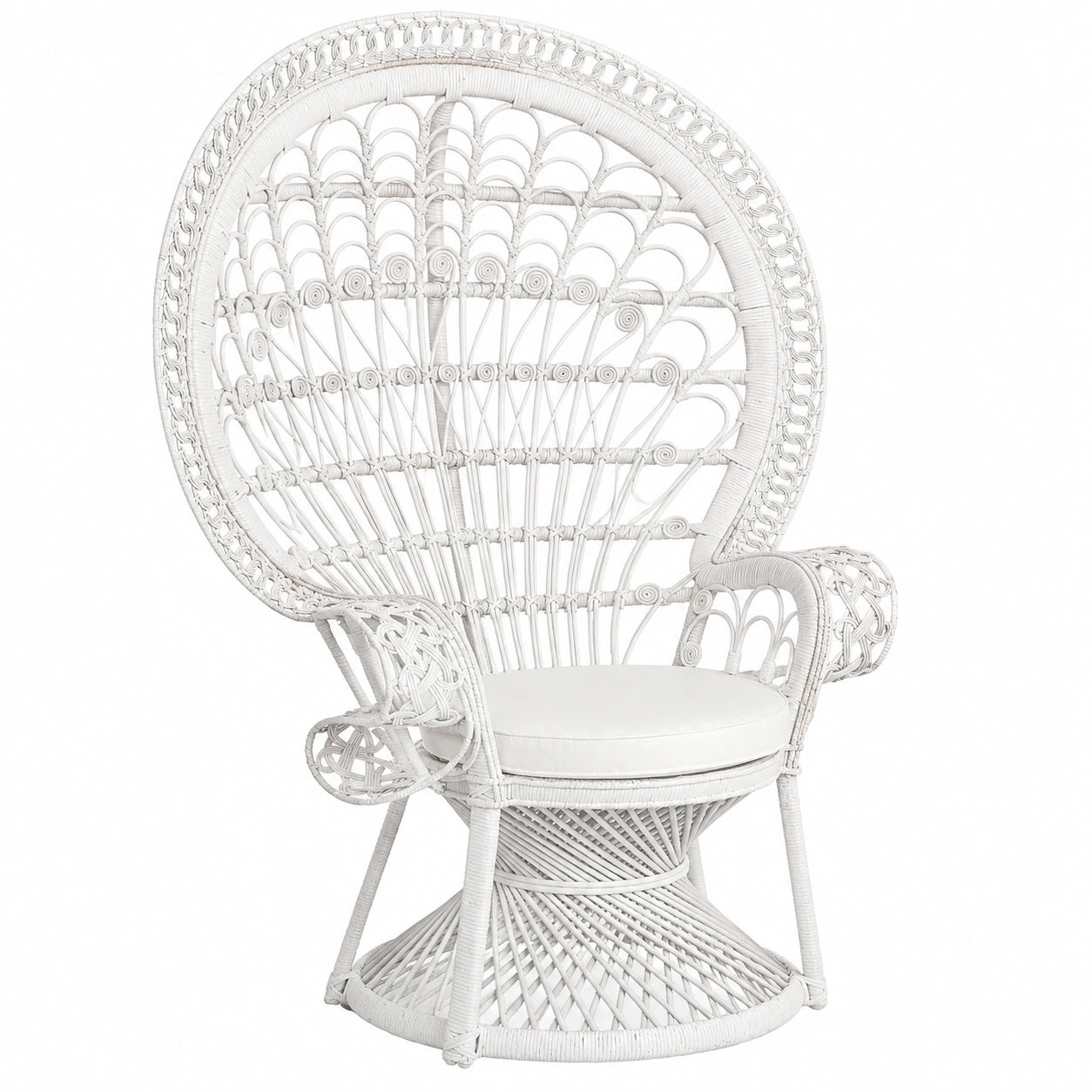 Weißer Pfauensessel aus Rattan für drinnen und draußen mit Sitzkissen im Boho-Stil
